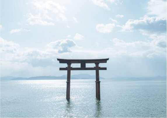 海に建つ鳥居