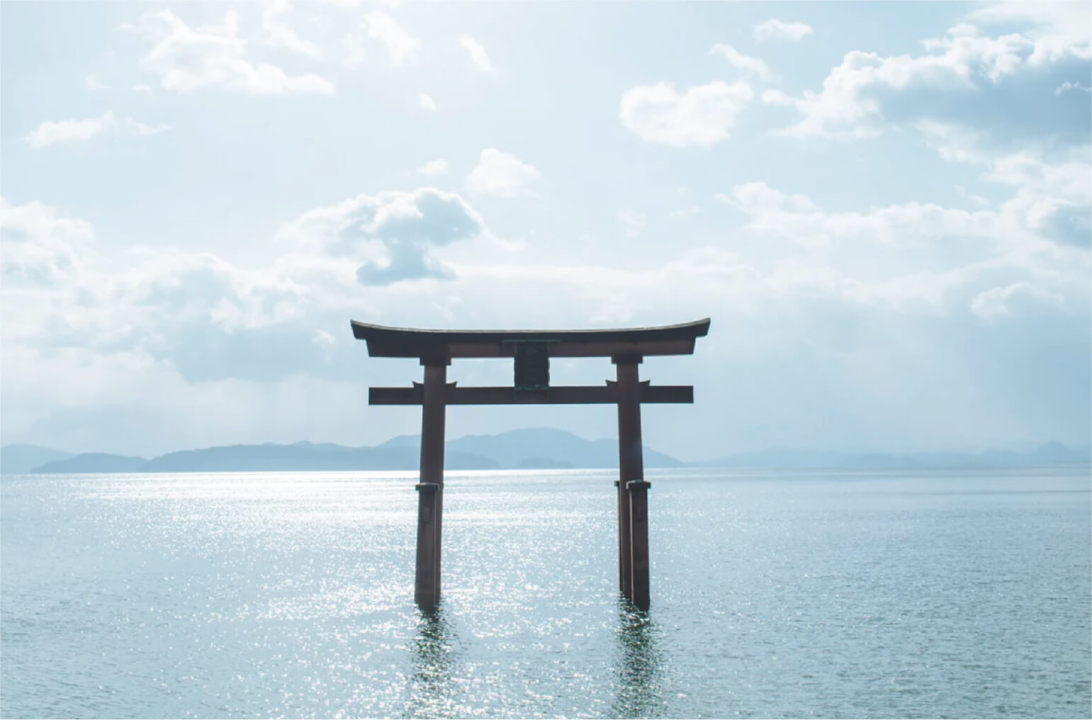 海に建つ鳥居